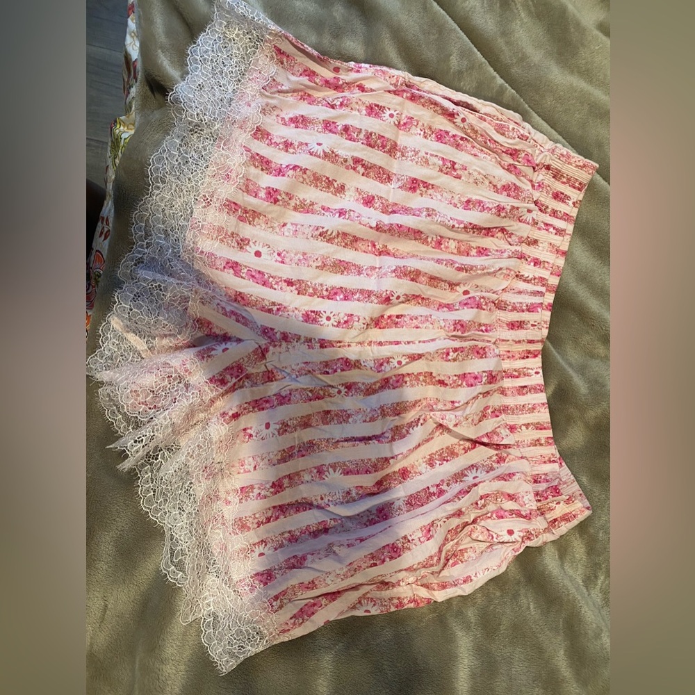 VICTORIA’s SECRET Lace Trim Floral Striped Sleep Shorts Woman’s Size Small Pink
